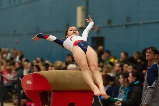 Frau hat eine Gymnastikvorführung