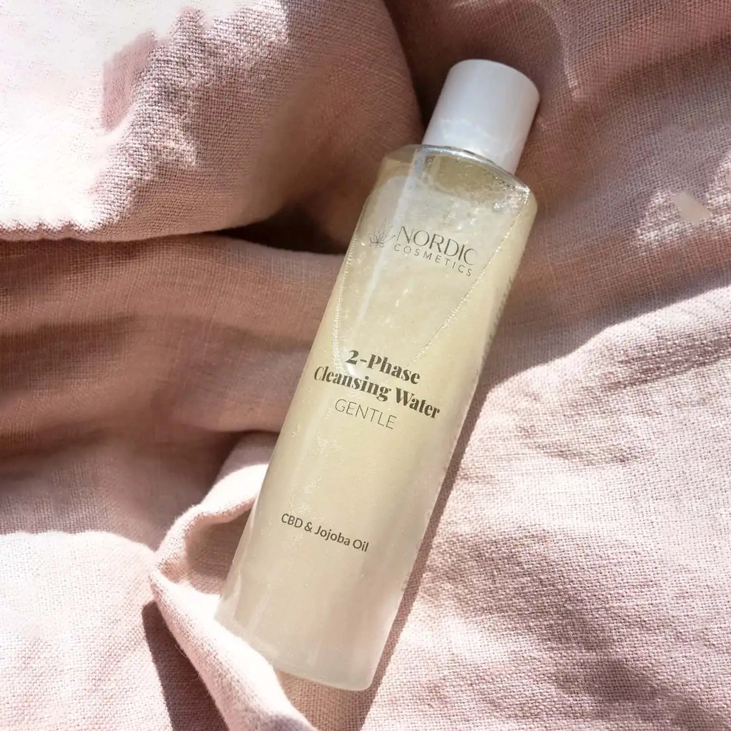 Unser CBD reinigungs Wasser auf einer Decke