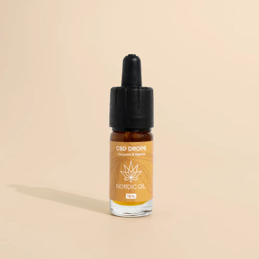Nordic Oil CBD Drops Fläschchen mit Pipette vor beigem Hintergrund