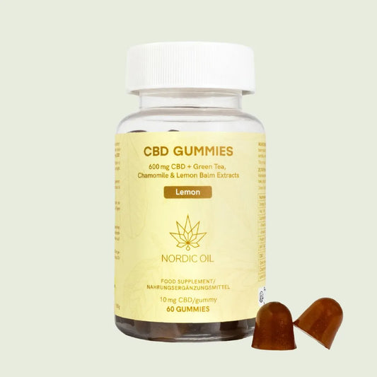 Nordic Oil CBD-Gummies Lemon-Geschmack in gelber Flasche, zwei Gummibärchen daneben.