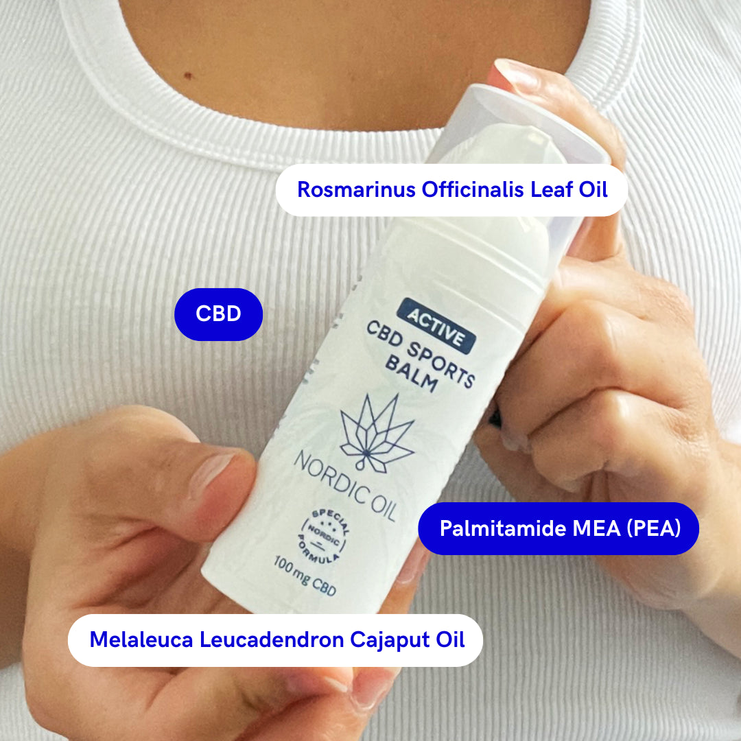 Frau hält Nordic Oil CBD Sports Balm mit der Beschreibung: Rosmarinus Officinalis Leaf Oil; CBD; Palmitamide MEA (PEA); Melaleuca Leucadendron Cajaput Oil