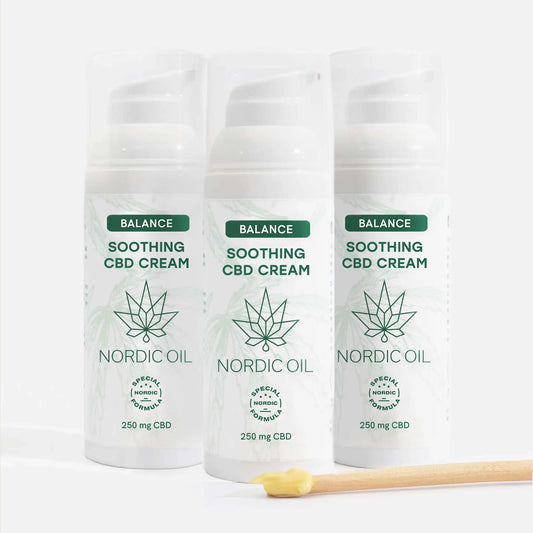 Drei weiße Flaschen Nordic Oil Balance Soothing CBD Cream mit Hanfblatt-Logo, 250 mg CBD.