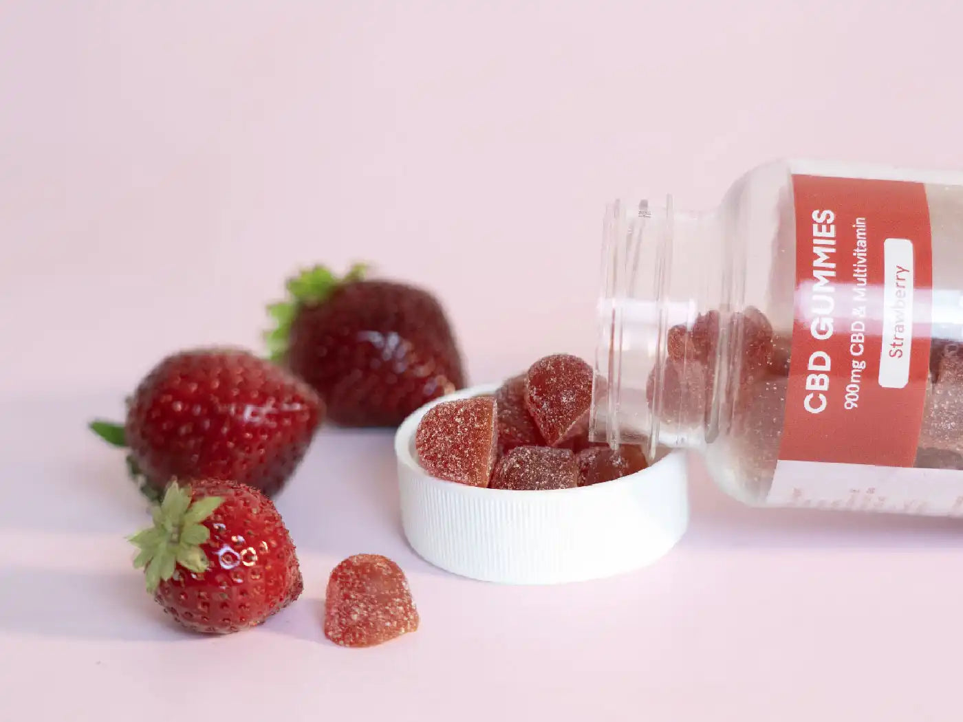 Eine Packung CBD Gummies von Nordic Oil mit Erdbeeren