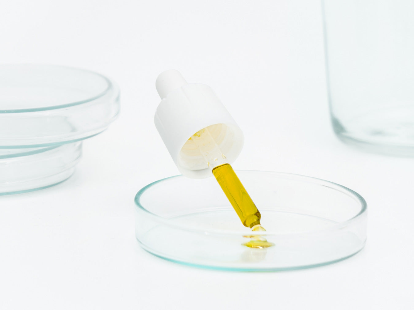 CBG Öl in einer Petrischale im Labor