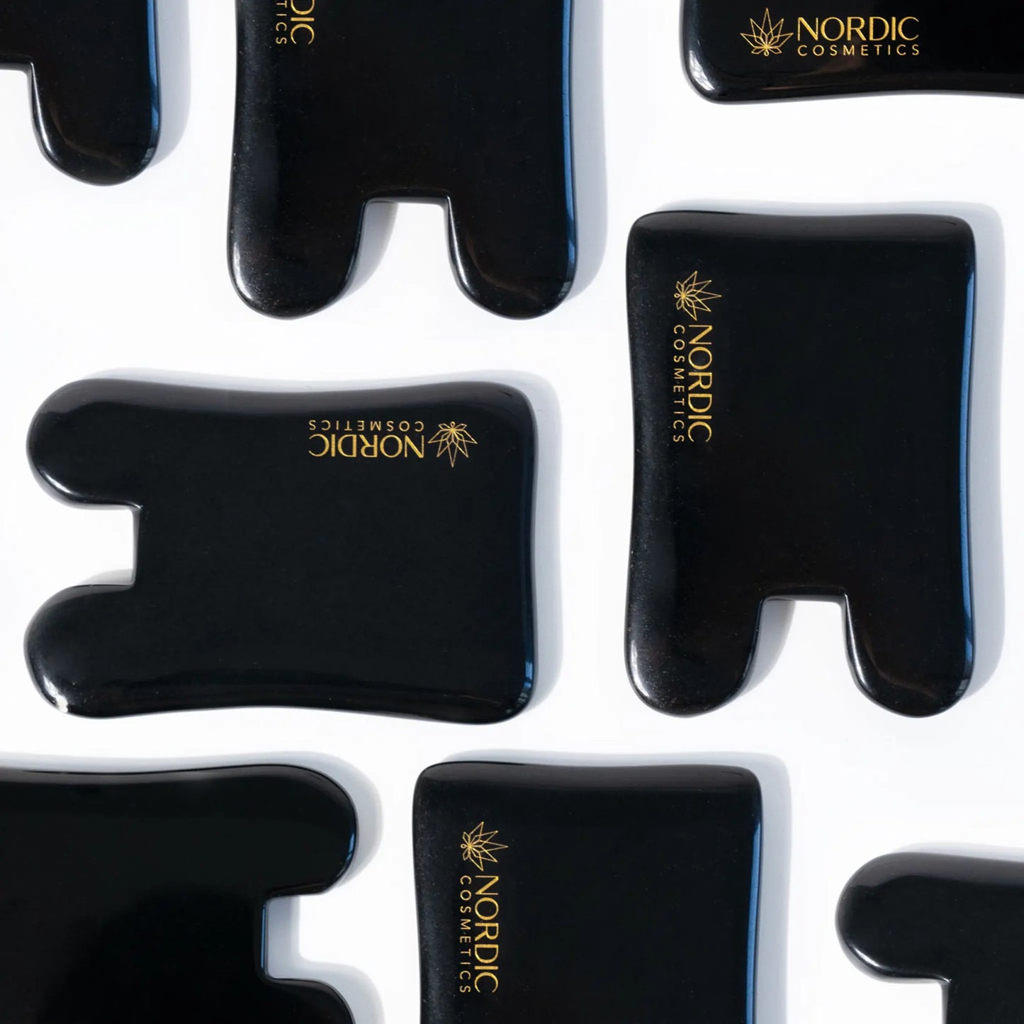 mehrere guasha liegen auf dem Tisch