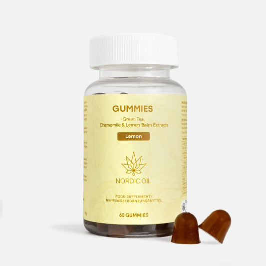 Nordic Oil Gummies Lemon-Geschmack in gelber Flasche, zwei braune Gummis daneben.