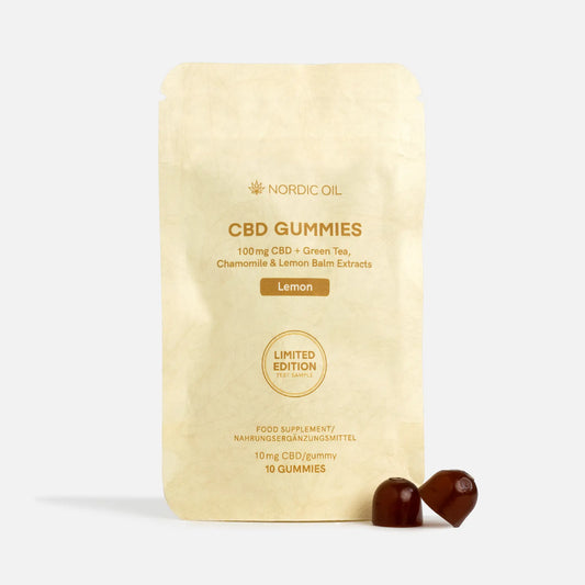 Nordic Oil CBD-Gummis Lemon Limited Edition Verpackung mit zwei braunen Gummibärchen