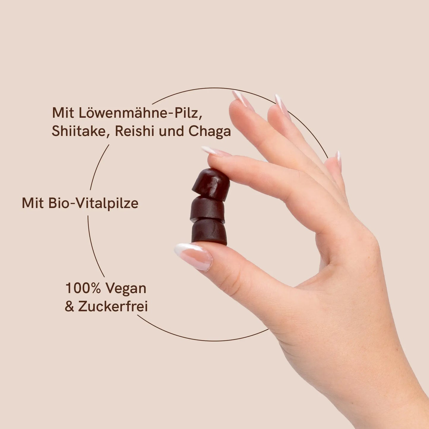 Frau hält drei Mushroom Gummies und daneben stehen Prduktinformationen:
Mit Löwenmähne-Pliz, Shiitake, Reishi und Chaga
Mit Bio-Vitalpilze
100% Vegan & Zuckerfrei