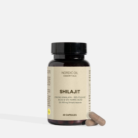 Nordic Oil Essentials Shilajit-Kapseln in brauner Glasflasche mit beigem Etikett, daneben zwei Kapseln