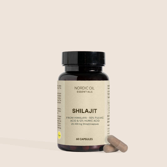 Shilajit-Kapseln von Nordic Oil Essentials in brauner Flasche mit beigem Etikett, zwei Kapseln daneben.