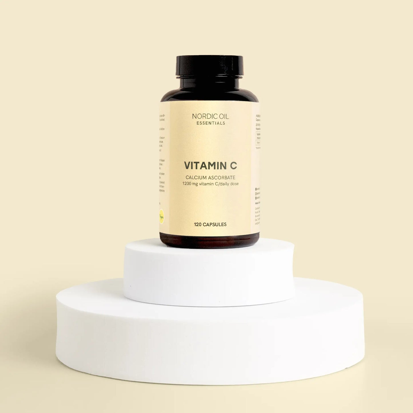 Eine Packung Nordic Oil Vitamin C steht auf einem Podest