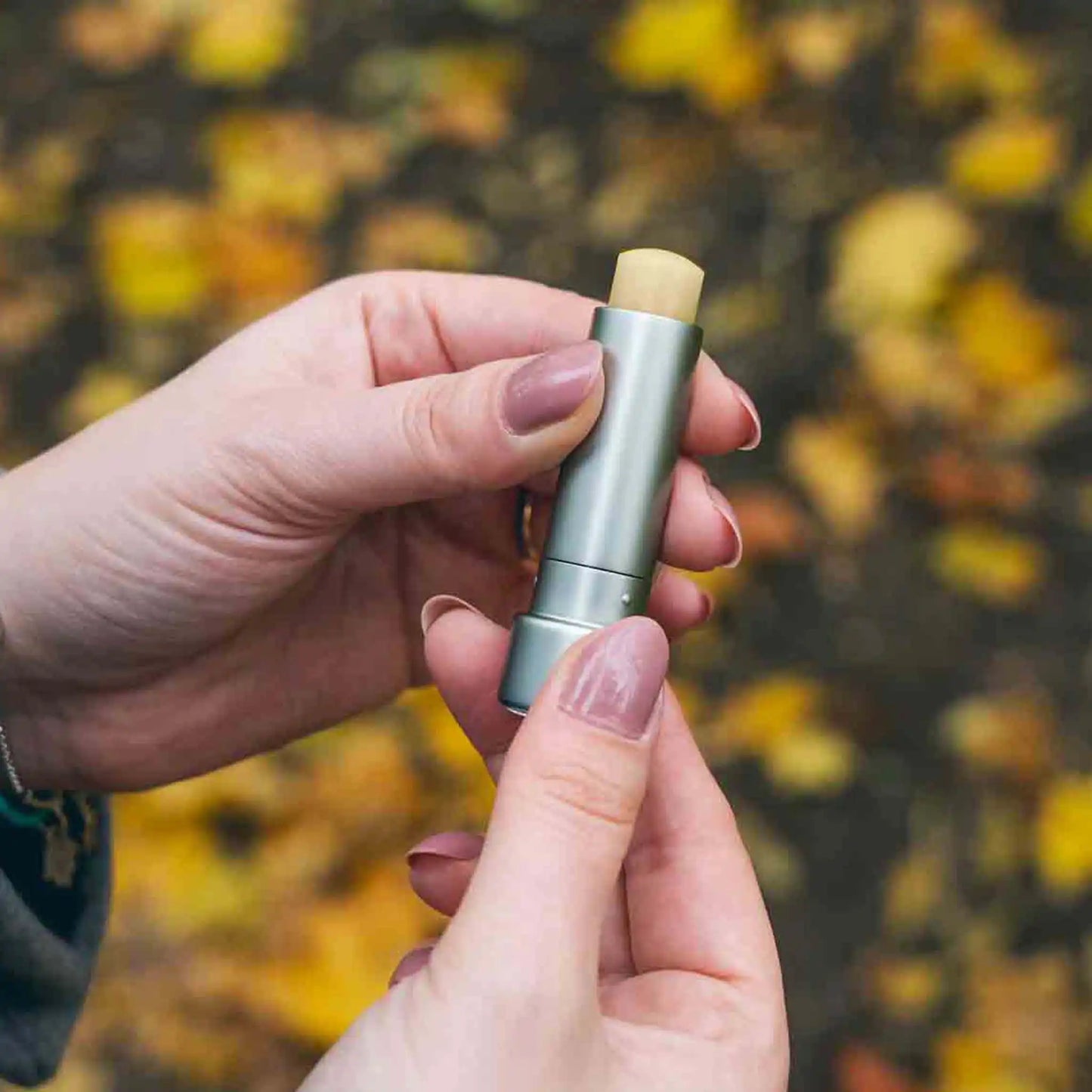 Kundin hält offenen Lippenstift in der Hand