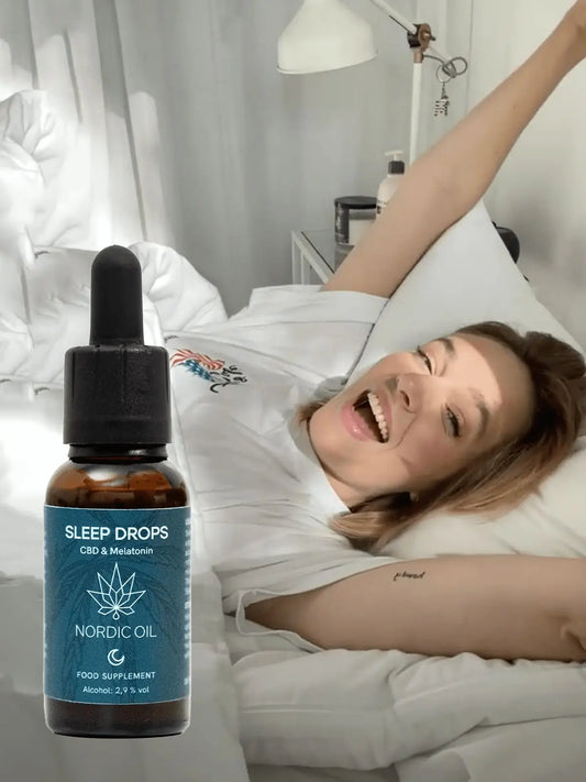 Nordic Oil Sleep Drops CBD & Melatonin-Flasche im Vordergrund, lachende Frau im Bett
