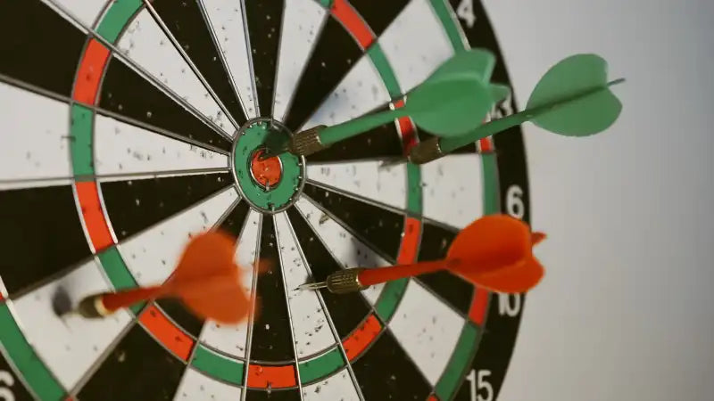Hängende Dartpfeile
