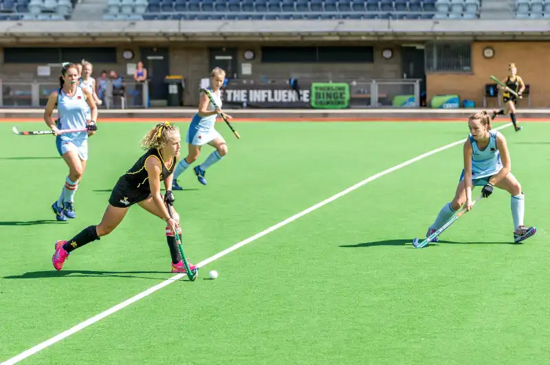 Zwei Feldhockey Teams spielen gegeneinander