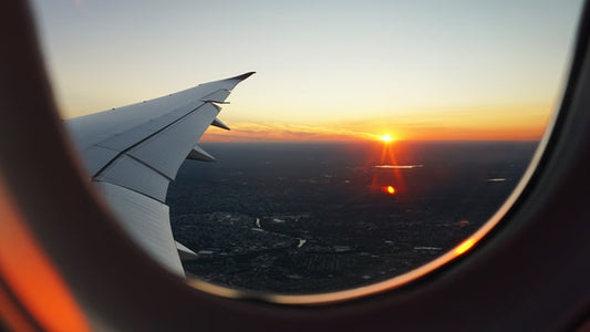 Bild aus dem Fenster eines Flugzeuges.