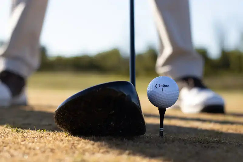 Golfspieler visiert den Ball an