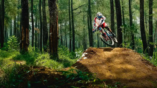 Mountainbiker fährt auf offroad Gelände