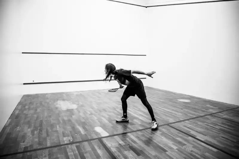 Frau spielt Squash