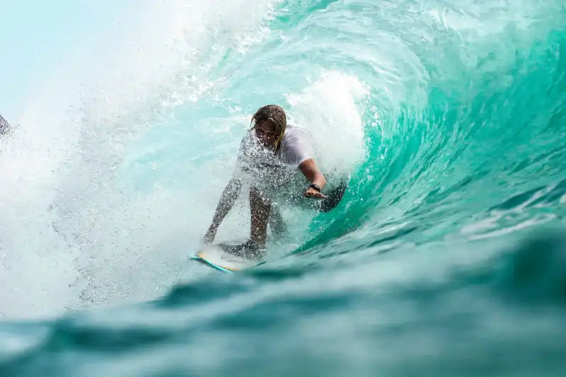 Person surft in einer Welle