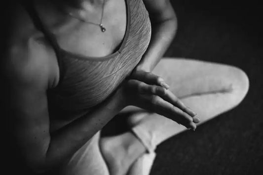Wie CBD Ihre Yoga-Praxis verbessern kann: Ein Leitfaden für Yogis
