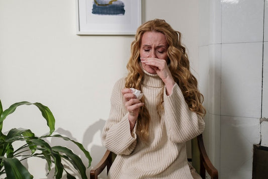 Eine Frau reagiert auf ihre Allergien.
