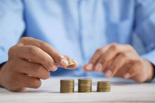 Ein mann stapelt Geld