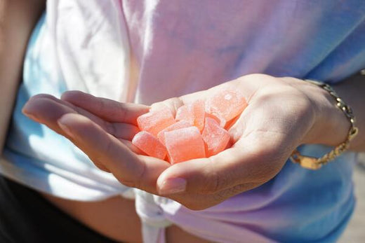 Eine Hand hält CBD Fruchtgummis 