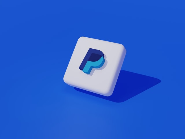 Das PayPal Logo auf einem blauen Hintergrund