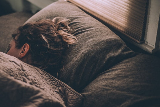 Eine Frau liegt im Bett und schläft.