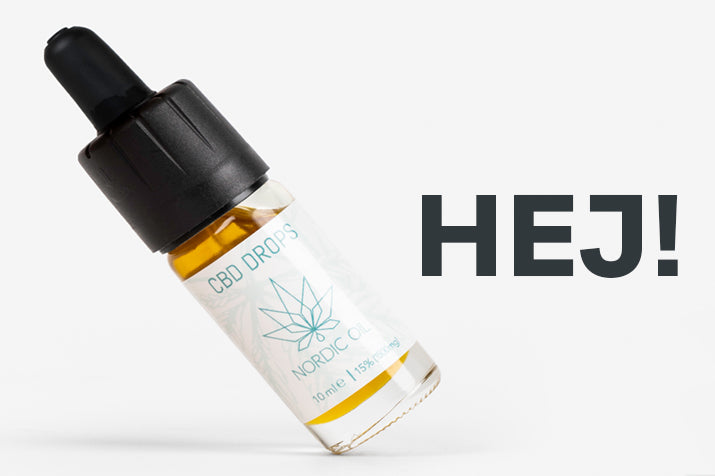 Eine Flasche des CBD Öl steht neben einer Schrift welche HEJ! schreibt.