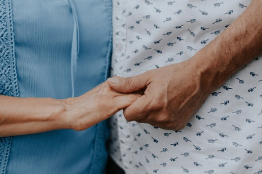 Eine alte Hand hält eine andere alte Hand.