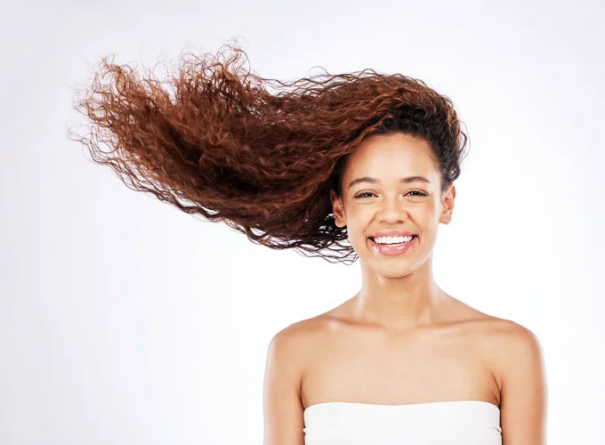 Moringa für die Haare: Wie der Wunderbaum die Haarwachstum unterstützt