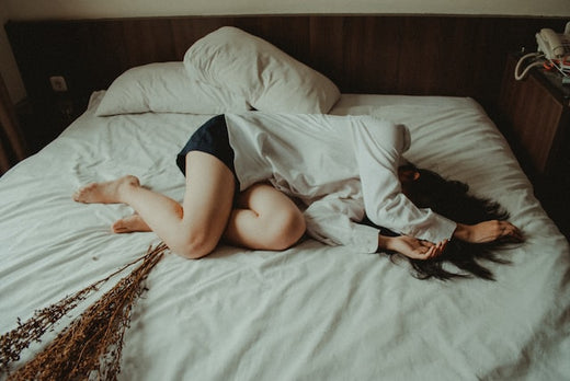 Eine Frau liegt in einem Bett.