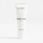 Weiße Tube Nordic Cosmetics Handcreme mit CBD und Aloe Vera.
