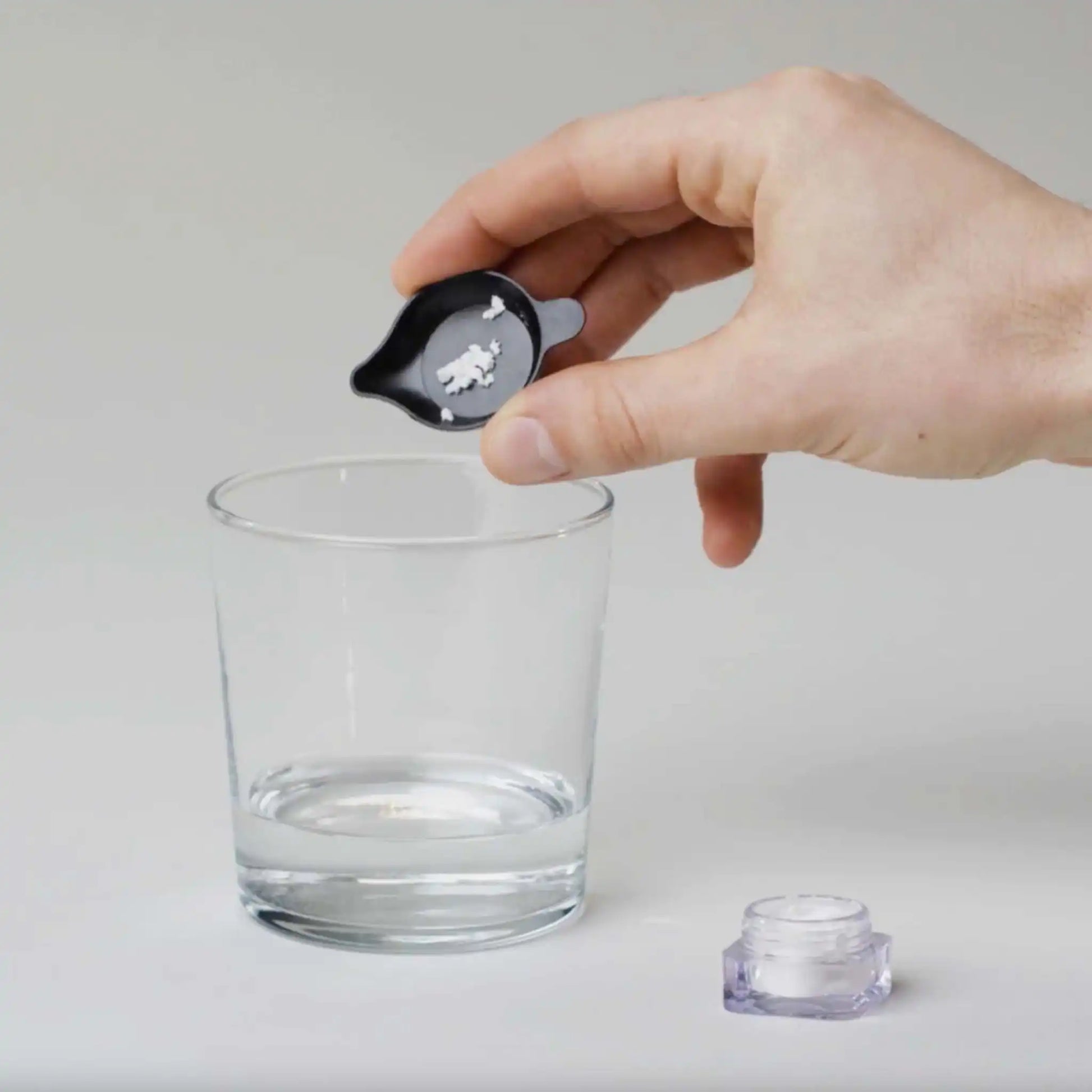 CBD Kristalle werden in Wasser aufgelöst