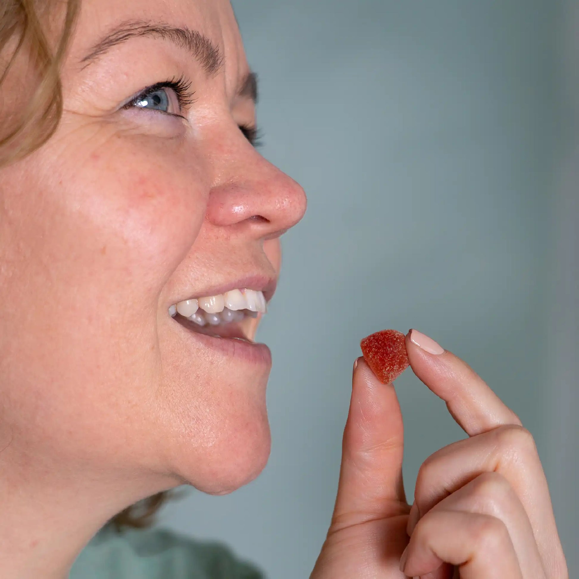 Eine Frau isst ein CBD Gummie von Nordic Oil