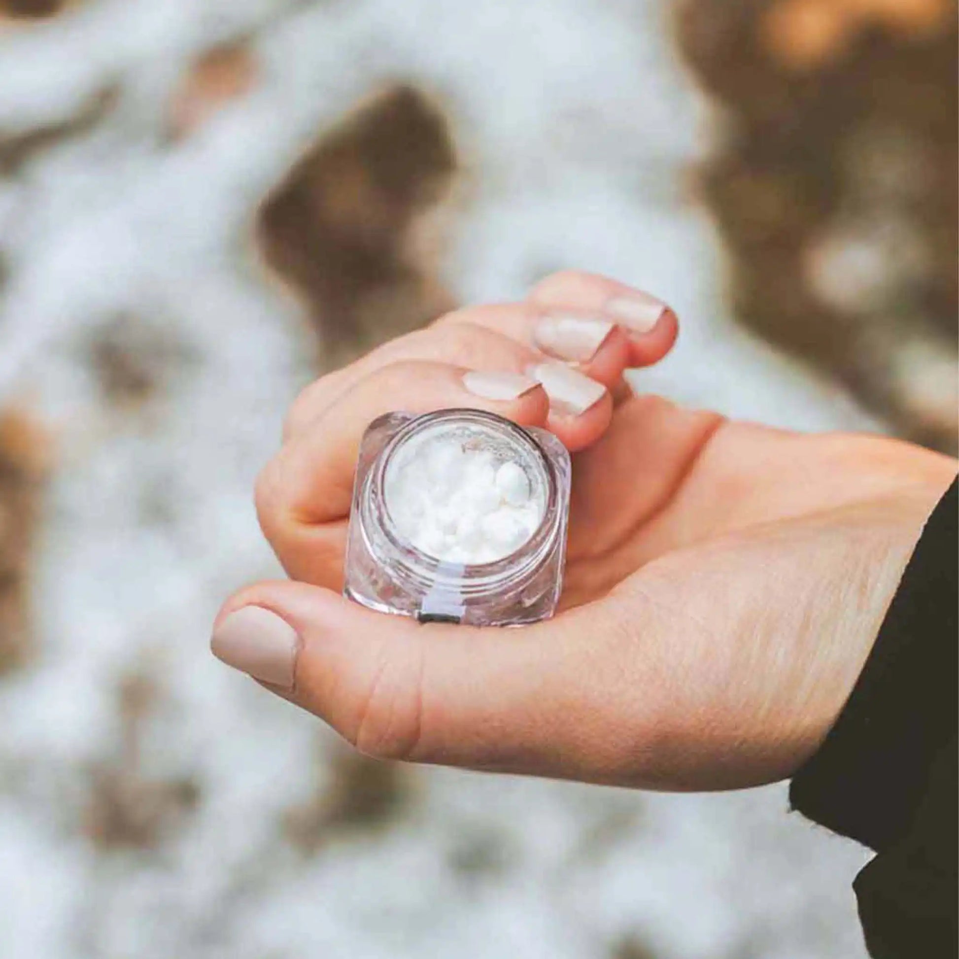 Eine offene Dose mit CBD Kristallen von Nordic Oil
