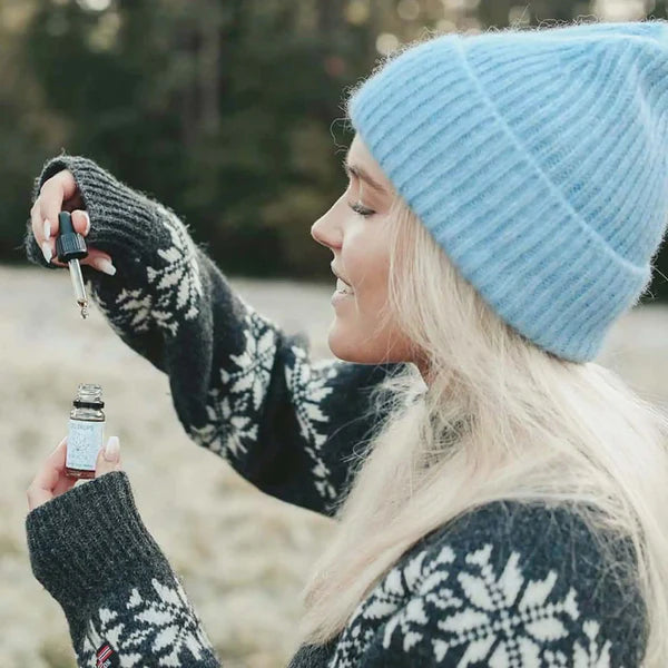 Eine Frau benutzt das CBD Öl von Nordic Oil