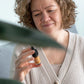 Eine Frau hält eine Flasche CBD Öl 15% Curcumin von Nordic Oil in der Hand
