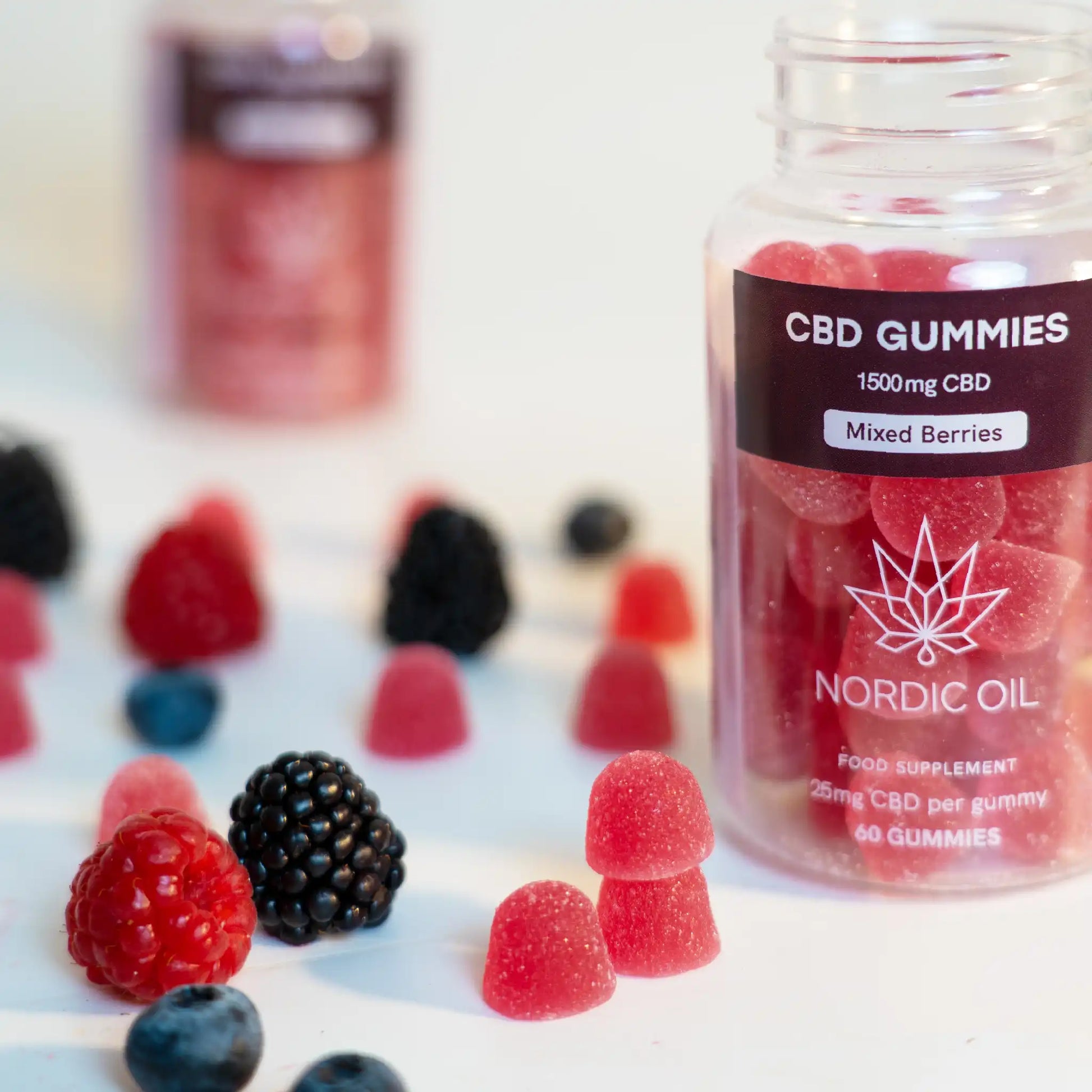 Eine geöffnete Packung CBD Fruchtgummis mit Waldbeeren