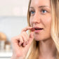 Frau probiert CBD Gummies