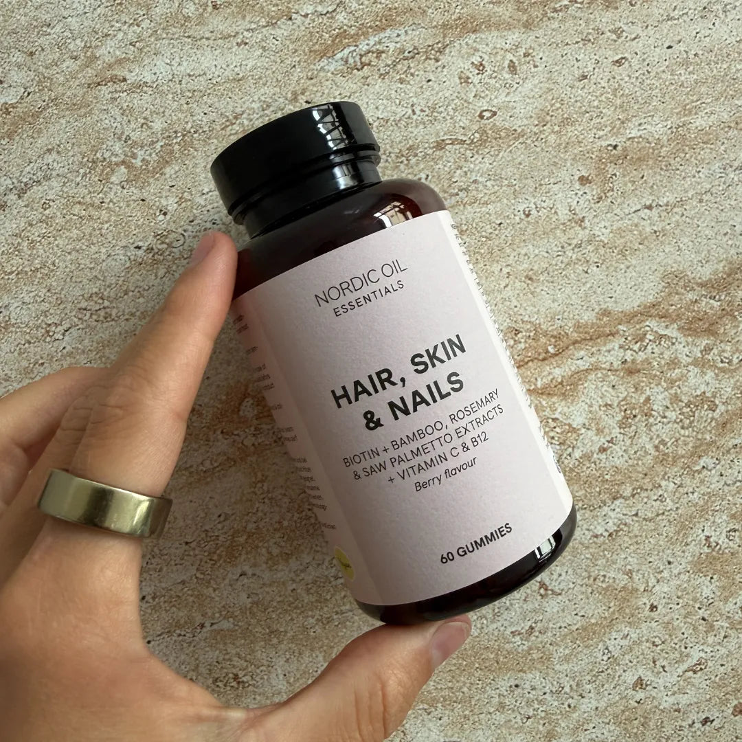 Braune Flasche Nordic Oil Essentials Haar-, Haut- und Nägel-Gummis mit Berry-Geschmack (60 Gummis)