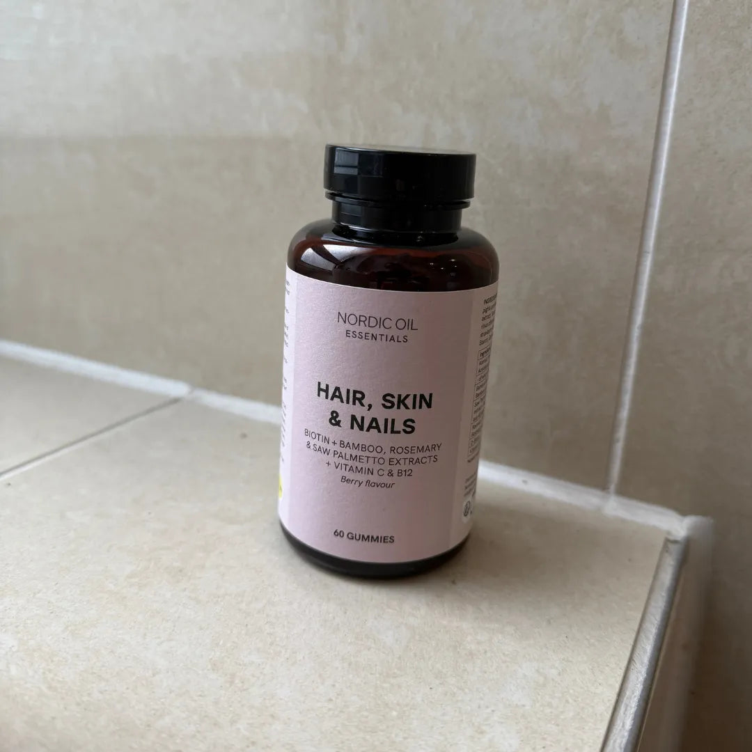 Nordic Oil Essentials Haar, Haut & Nägel Gummies in rosa Flasche mit schwarzem Deckel