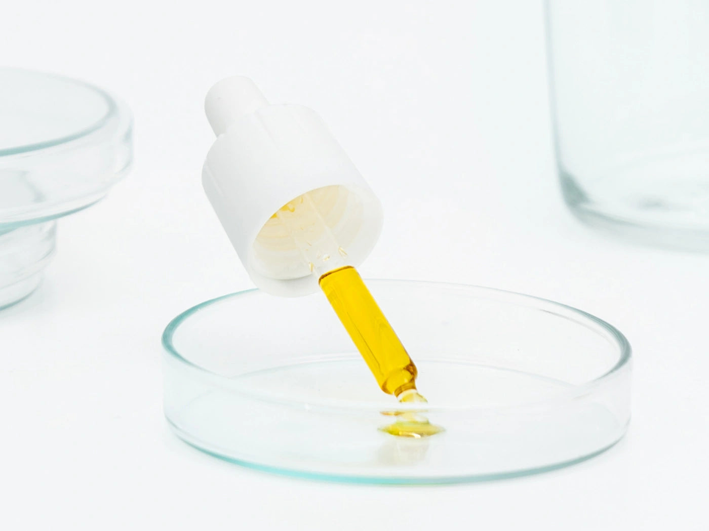Eine Pipette mit 10% CBD Öl wird im Labor getestet. 