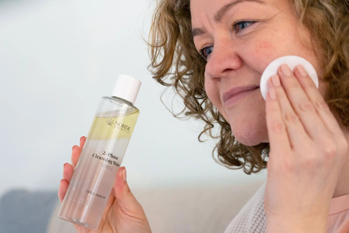 Frau macht mit unserem CBD Putz Kosmetik Wasser ihr Gesicht sauber 
