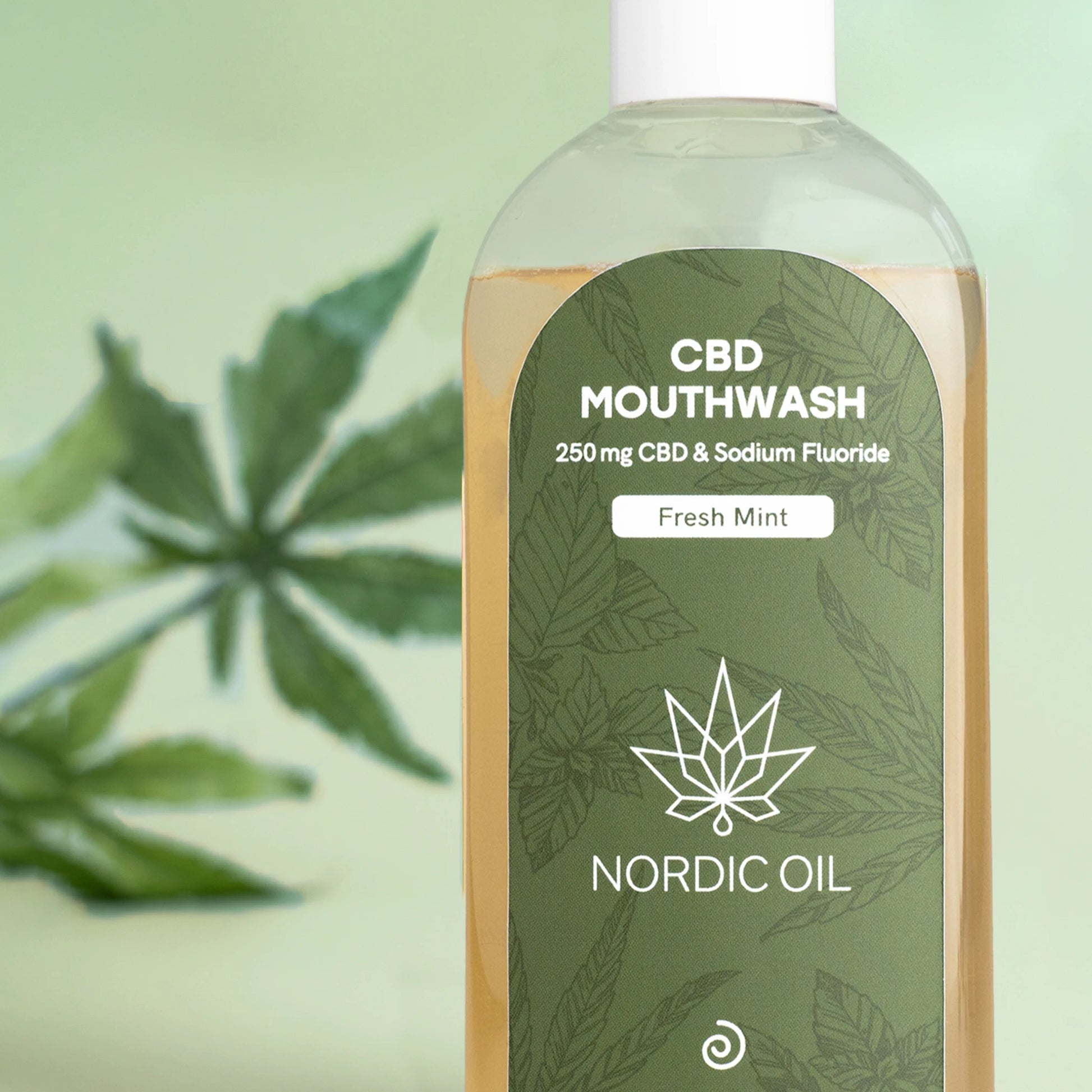 CBD Mundspülung vor Hintergrund mit CBD Pflanze