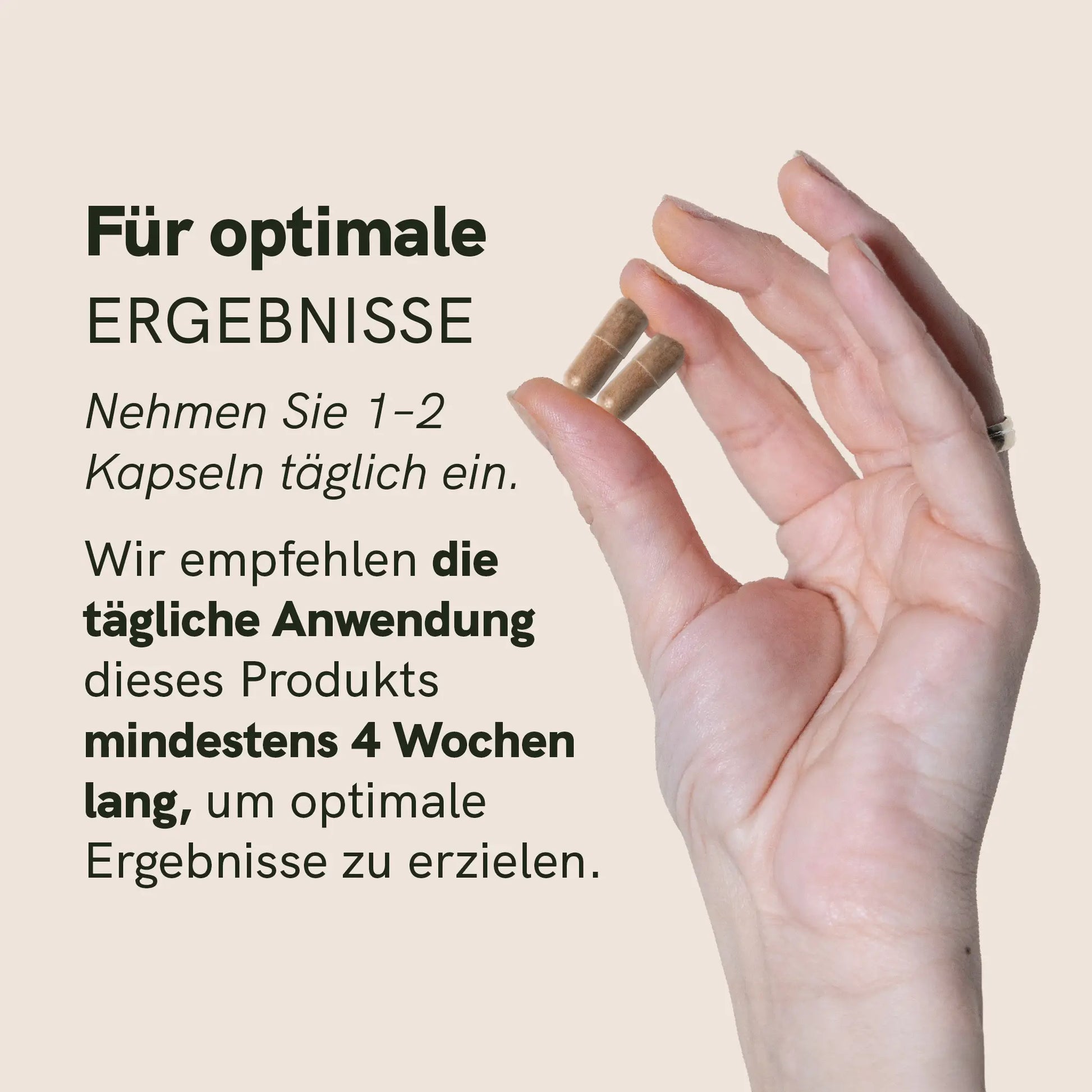 Eine Hand hält zwei Kapseln vor beigem Hintergrund, neben Werbetext.