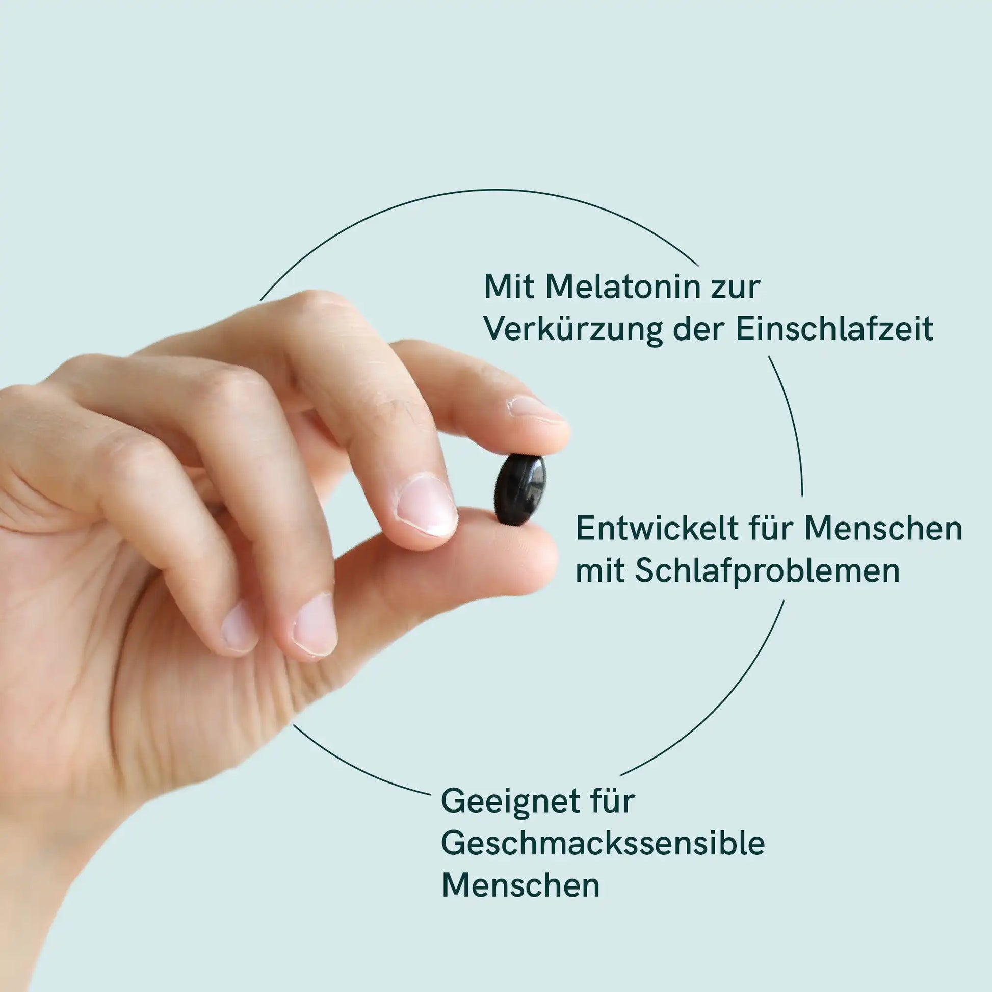 Hand hält Softgels mit Text: Mit Melatonin zur Verkürzung der Einschlafzeit; Entwickelt für Menschen mit Schlafproblemen; Geeignet für Geschmackssensible Menschen 