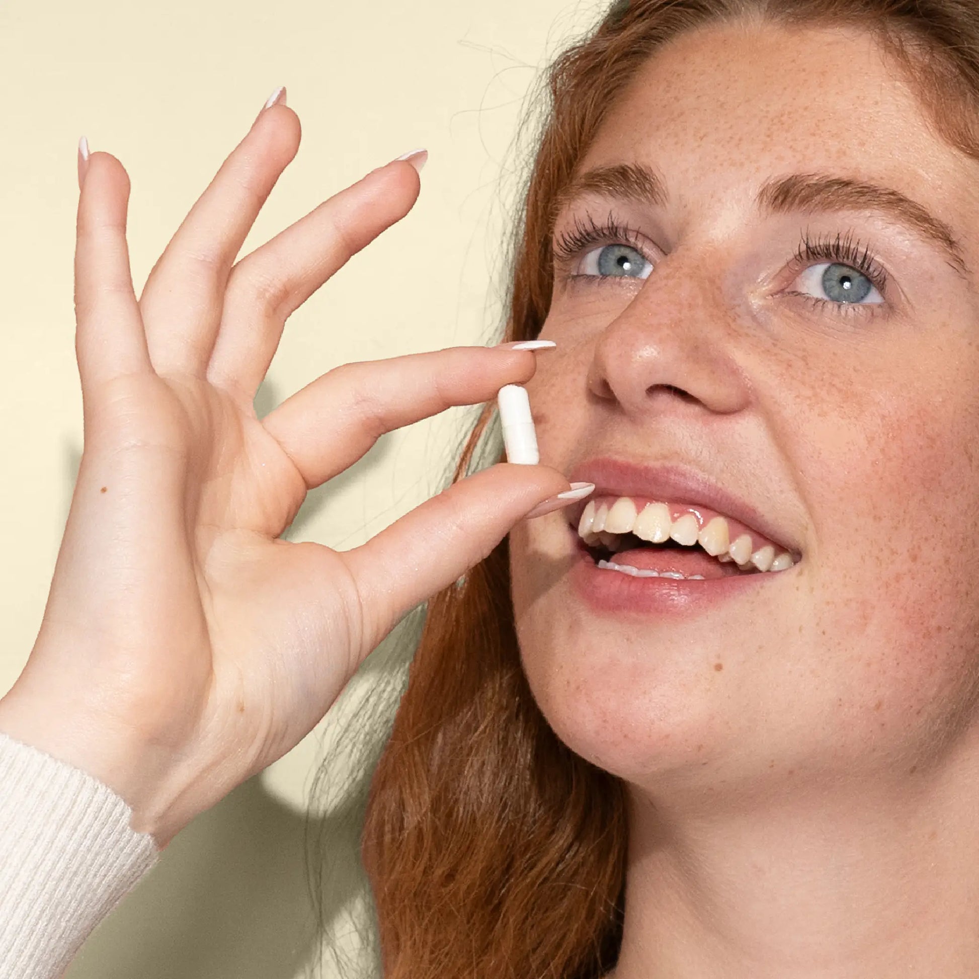 Frau nimmt Vitamin C Kapsel 